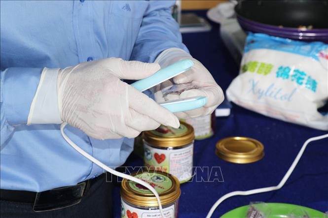 Công đoạn đóng gói kẹo dinh dưỡng từ hạt thanh long của Hợp tác xã Thiên Phúc. Ảnh: Hữu Chí - TTXVN