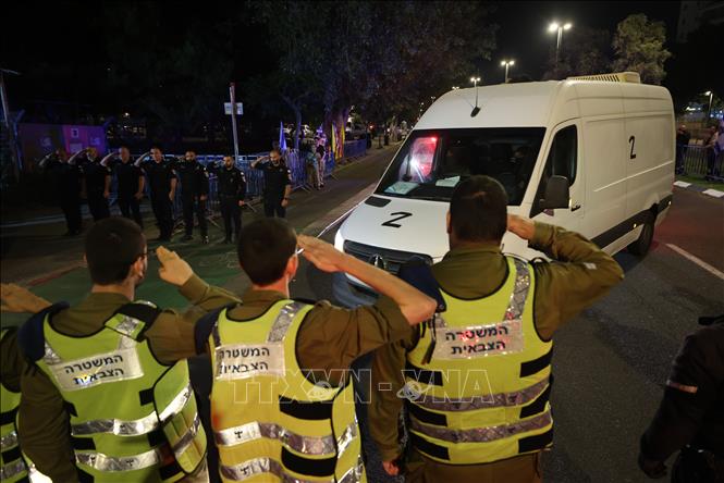 Xe chở thi thể các con tin Israel được phía Hamas trao trả về tới Tel Aviv, ngày 15/10/2025. Ảnh: THX/TTXVN