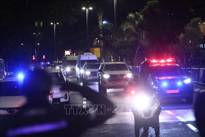 Xe chở thi thể các con tin Israel được phía Hamas trao trả về tới Tel Aviv, ngày 15/10/2025. Ảnh: THX/TTXVN