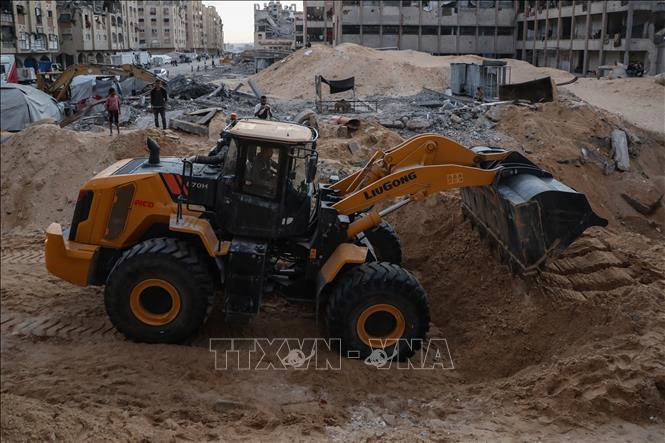 Máy xúc được sử dụng để tìm kiếm thi thể con Israel tại thành phố Khan Younis, Dải Gaza ngày 26/10/2025. Ảnh: THX/TTXVN