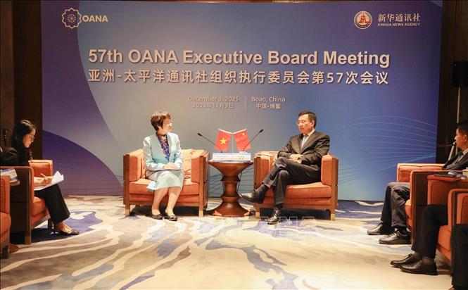 VNA General Director Vu Viet Trang meets with Xinhua President Fu Hua. VNA Photo: Công Tuyên 