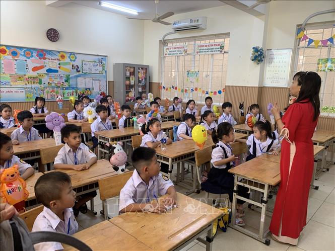 Giờ học tại Lớp 1/4, Trường tiểu học Đặng Văn Ngữ, phường Phú Nhuận, Thành phố Hồ Chí Minh. Ảnh: Hồng Đạt - TTXVN 
