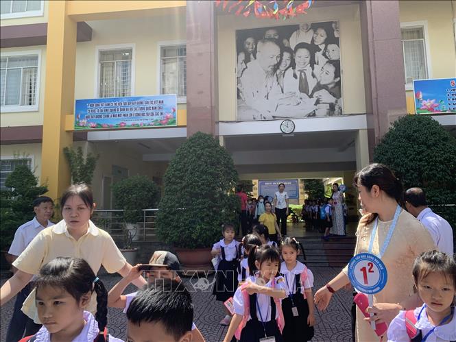 Học sinh Lớp 1 Trường tiểu học Đặng Văn Ngữ, phường Phú Nhuận, Thành phố Hồ Chí Minh, giờ tan học. Ảnh: Hồng Đạt - TTXVN 
