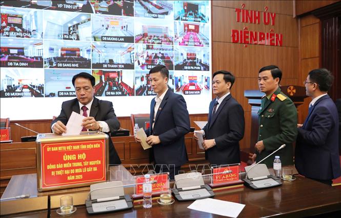 Các đại biểu ủng hộ đồng bào miền Trung, Tây Nguyên bị ảnh hưởng bởi mưa, bão. Ảnh: Trung Kiên - TTXVN