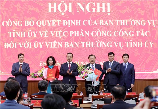 Thường trực Tỉnh ủy Điện Biên trao Quyết định, tặng hoa đồng chí Lò Thị Minh Phượng và đồng chí Vừ A Bằng nhận nhiệm vụ mới. Ảnh: Trung Kiên - TTXVN