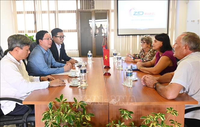 Deputy Prime Minister Ho Quoc Dung meets with leaders of the Mariel Special Development Zone. VNA Photo: Việt Hùng 