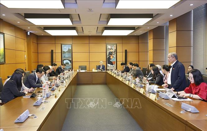 Đoàn đại biểu Quốc hội TP Hải Phòng và tỉnh Hưng Yên thảo luận ở tổ. Ảnh: Doãn Tấn - TTXVN