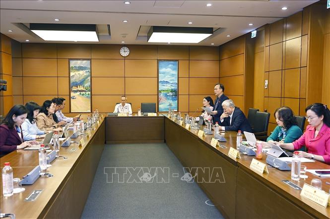 Đoàn đại biểu Quốc hội các tỉnh Bắc Ninh và Cà Mau thảo luận ở tổ. Ảnh: Doãn Tấn - TTXVN