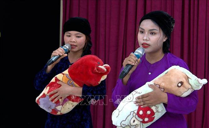 Người dân bản Yên Hợp tập hát các làn điệu dân ca được xem là bản sắc của đồng bào dân tộc Chứt (xã Kim Phú, Quảng Trị). Ảnh: TTXVN phát