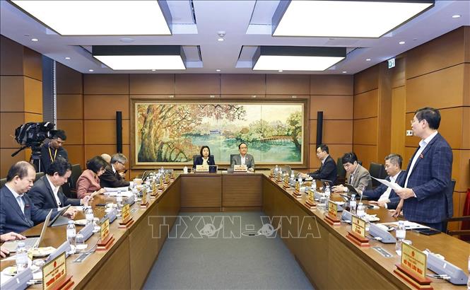 Đoàn đại biểu Quốc hội TP Hà Nội thảo luận ở tổ. Ảnh: Doãn Tấn - TTXVN