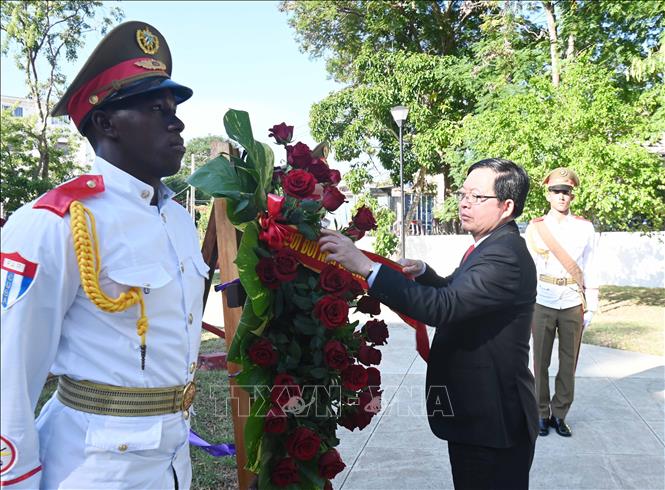 Deputy Prime Minister Ho Quoc Dung lays floral tribute at monuments dedicated to Cuban national hero José Martí and President Ho Chi Minh in Havana. VNA Photo: Việt Hùng 