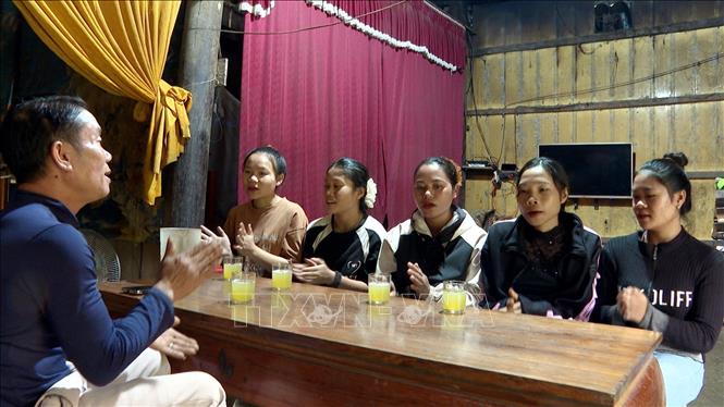 Một buổi tập hát dân ca của Câu lạc bộ Văn hóa dân gian bản Yên Hợp (xã Kim Phú, tỉnh Quảng Trị). Ảnh: TTXVN phát