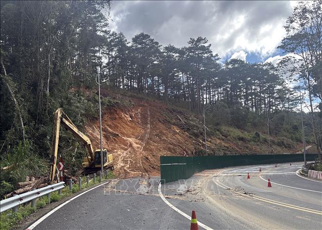 Một vị trí khác trên đèo Prenn bị sạt lở, được cơ quan chức năng phân luồng, xử lý. Ảnh: Chu Quốc Hùng-TTXVN