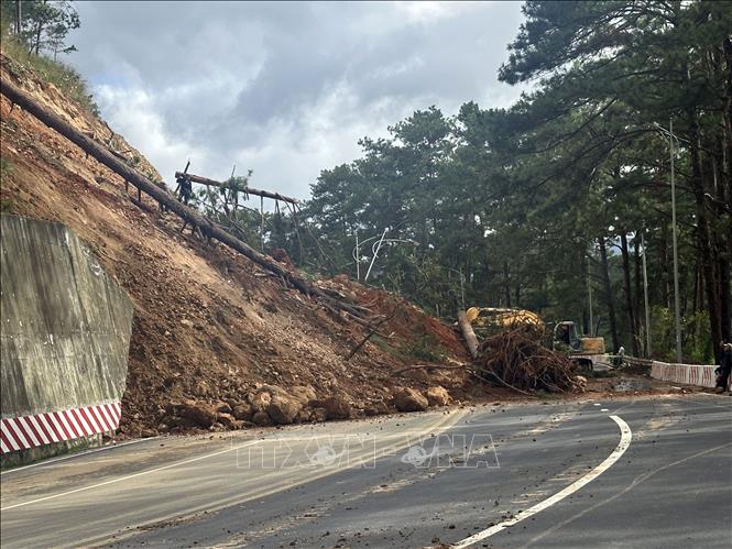 Đèo Prenn, cửa ngõ chính vào Đà Lạt, bị sạt lở nghiêm trọng giữa trưa 4/12/2025. Ảnh: Chu Quốc Hùng-TTXVN
