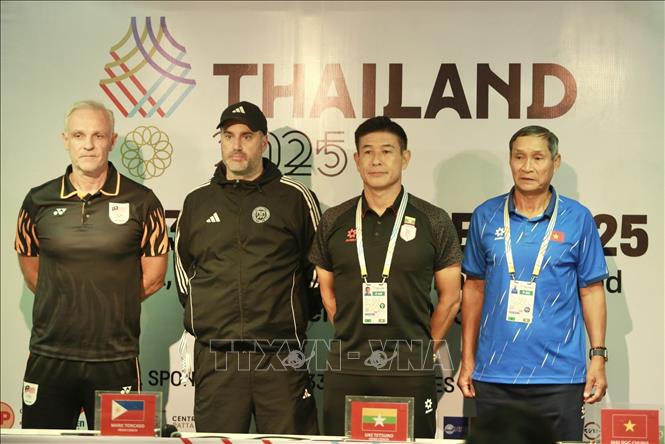 Các HLV trưởng chụp ảnh chung. Ảnh: TTXVN phát