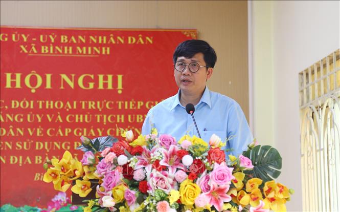Chủ tịch Ủy ban nhân dân xã Bình Minh (Đồng Nai) Trần Đức Hoà giải đáp thắc mắc của người dân tại buổi đối thoại. Ảnh: Lê Xuân-TTXVN