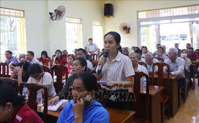 Một người dân tại xã Bình Minh, tỉnh Đồng Nai trình bày thắc mắc tại buổi đối thoại. Ảnh: Lê Xuân-TTXVN