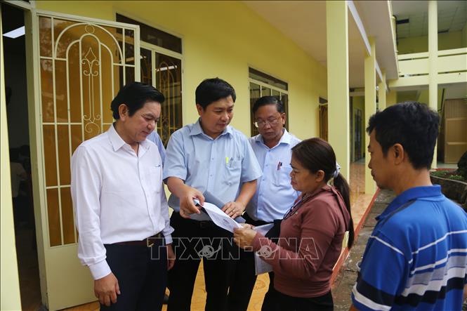 Lãnh đạo xã Bình Minh, tỉnh Đồng Nai hướng dẫn người dân về thủ tục xin cấp giấy chứng nhận quyền sử dụng đất lần đầu. Ảnh: Lê Xuân-TTXVN