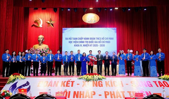Ban Chấp hành Đoàn Thanh niên cộng sản Hồ Chí Minh Học viện Chính trị quốc gia Hồ Chí Minh khóa IV, nhiệm kỳ 2025-2030 ra mắt Đại hội. Ảnh: TTXVN phát