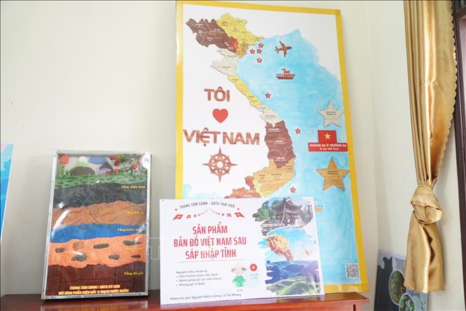 Tại cuộc thi, các đơn vị đã gửi đến 46 sản phẩm là đồ dùng dạy học thuộc các môn Toán học, Hóa học, Vật lý, Sinh học, Ngữ văn, Lịch sử, Địa lý, Tin học và Ngoại ngữ. Ảnh: Bích Huệ - TTXVN                            