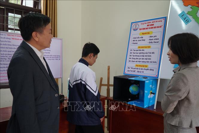 Các đồ dùng dạy học tự làm tập trung vào nội dung như thiết bị thí nghiệm, thực hành các môn học, phục vụ công tác dạy học trực quan, sinh động hơn. Ảnh: Bích Huệ - TTXVN                                         