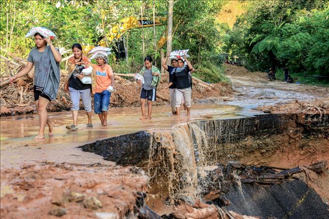 Người dân tại vùng bị ảnh hưởng bởi lũ lụt ở Bắc Sumatra, Indonesia, nhận hàng cứu trợ ngày 2/12/2025. Ảnh: THX/TTXVN