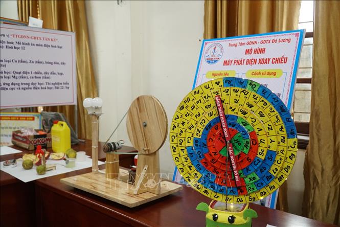 Tại cuộc thi, các đơn vị đã gửi đến 46 sản phẩm là đồ dùng dạy học thuộc các môn Toán học, Hóa học, Vật lý, Sinh học, Ngữ văn, Lịch sử, Địa lý, Tin học và Ngoại ngữ. Ảnh: Bích Huệ - TTXVN                              