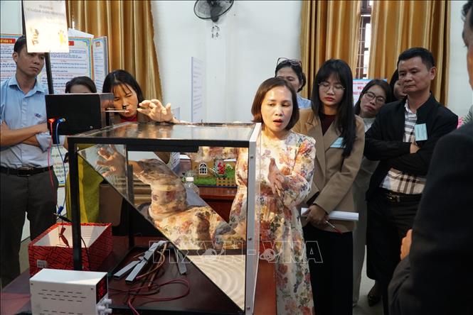 Các đồ dùng dạy học tự làm tập trung vào thiết bị thí nghiệm, thực hành các môn học, phục vụ công tác dạy học trực quan, sinh động hơn. Ảnh: Bích Huệ - TTXVN                                       