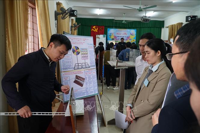 Các đồ dùng dạy học tự làm tập trung vào thiết bị thí nghiệm, thực hành các môn học, phục vụ công tác dạy học trực quan, sinh động hơn. Ảnh: Bích Huệ - TTXVN                                      