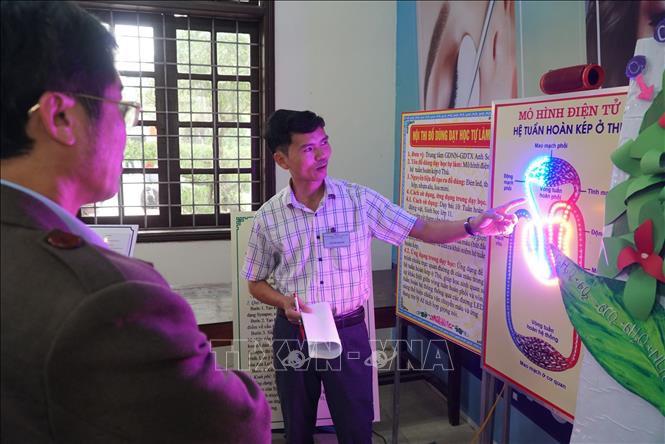 Các đồ dùng dạy học tự làm tập trung vào thiết bị thí nghiệm, thực hành các môn học, phục vụ công tác dạy học trực quan, sinh động hơn. Ảnh: Bích Huệ - TTXVN                          