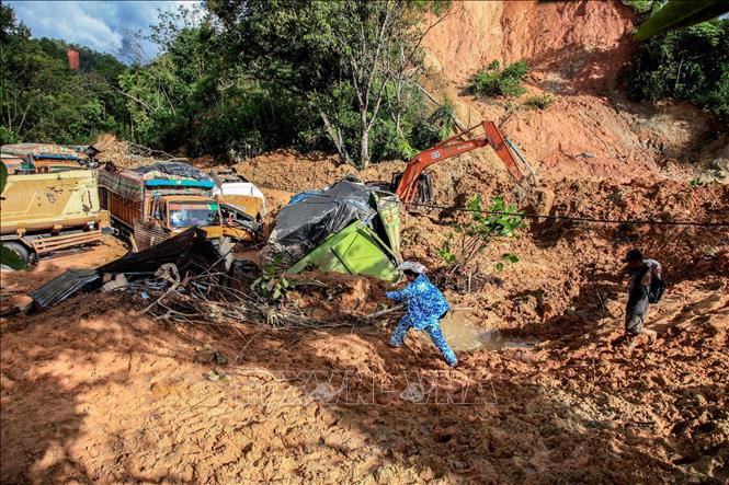 Người dân tại vùng bị ảnh hưởng bởi lũ lụt ở Bắc Sumatra, Indonesia, nhận hàng cứu trợ ngày 2/12/2025. Ảnh: THX/TTXVN
