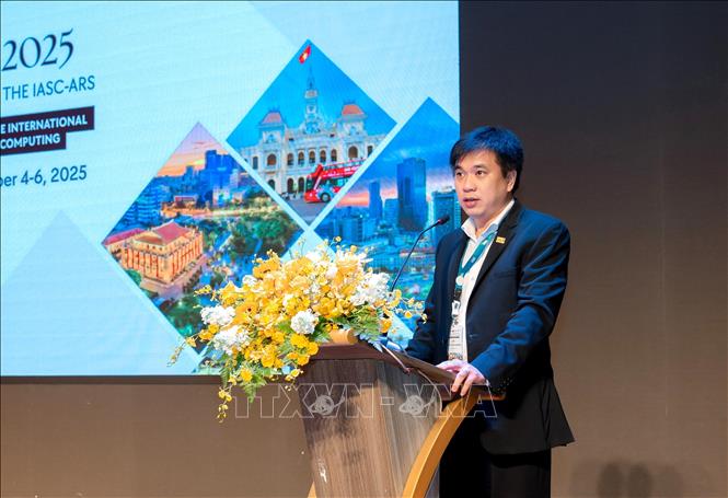 Phó Giáo sư, Tiến sĩ Bùi Quang Hùng, Phó Giám đốc phụ trách Đại học Kinh tế Thành phố Hồ Chí Minh phát biểu. Ảnh: Mỹ Phương – TTXVN