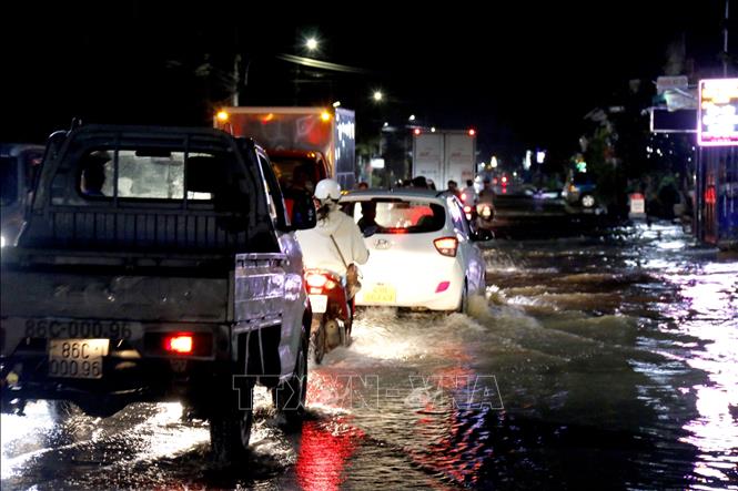 Quốc lộ 28, đoạn qua địa bàn xã Hàm Liêm (Lâm Đồng) bị ngập sâu, các phương tiện lưu thông khó khăn. Ảnh: Nguyễn Thanh - TTXVN