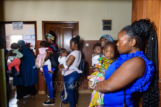 Người dân đưa con nhỏ đi tiêm phòng sốt rét tại Soa, Cameroon. Ảnh: THX/TTXVN