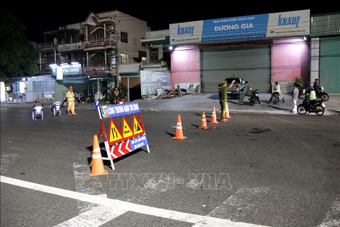 Lực lượng công an đã phong tỏa tuyến đường quốc lộ 1A do ngập sâu đoạn qua địa bàn xã Hàm Thắng (Lâm Đồng). Ảnh: Nguyễn Thanh - TTXVN