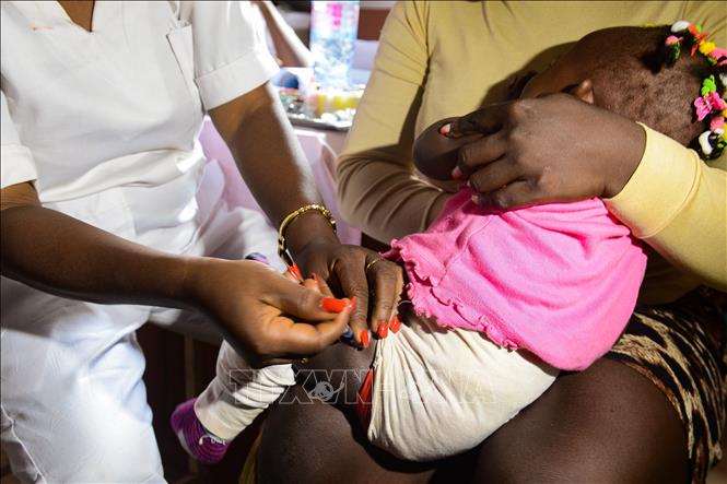 Nhân viên y tế tiêm vaccine phòng sốt rét cho em nhỏ tại Soa, Cameroon. Ảnh: THX/TTXVN