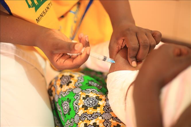 Nhân viên y tế tiêm vaccine phòng sốt rét cho em nhỏ tại Douala, Cameroon. Ảnh: THX/TTXVN