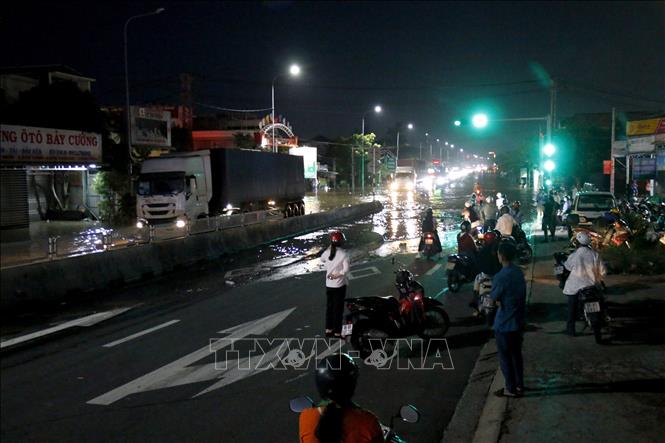 Quốc lộ 1A, đoạn qua phường Hàm Thắng (Lâm Đồng), bị ngập sâu, các phương tiện lưu thông khó khăn. Ảnh: Nguyễn Thanh - TTXVN