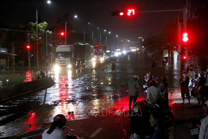 Quốc lộ 1A, đoạn qua phường Hàm Thắng (Lâm Đồng) bị ngập sâu, các phương tiện lưu thông khó khăn. Ảnh: Nguyễn Thanh - TTXVN