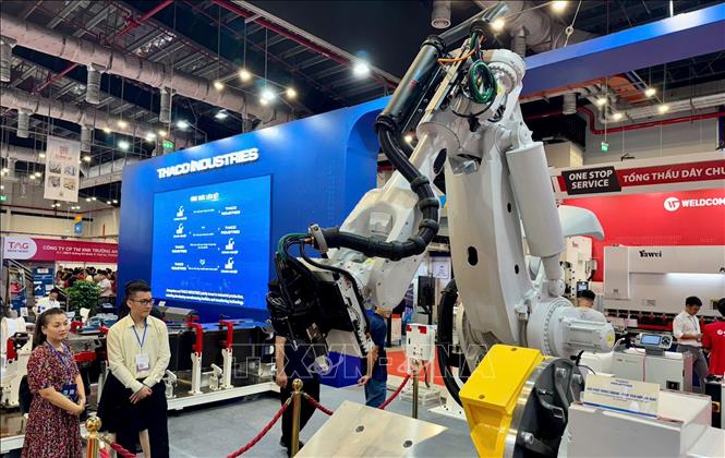 Triển lãm – Diễn đàn về công nghiệp hỗ trợ (CNHT) quy tụ hơn 200 gian hàng đến từ các doanh nghiệp trong nước và FDI. Ảnh: Huyền Trang - TTXVN 