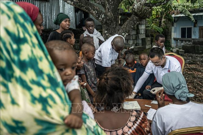 Nhân viên y tế tiêm vaccine phòng sốt rét cho người dân tại Moroni, Comoros. Ảnh: THX/TTXVN