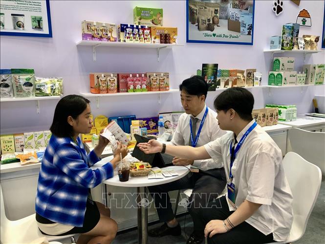 Korean business representatives introduce their products at the event. VNA Photo: Mỹ Phương