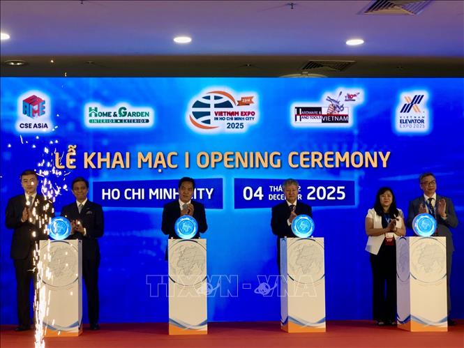 Delegates launch the event. VNA Photo: Mỹ Phương