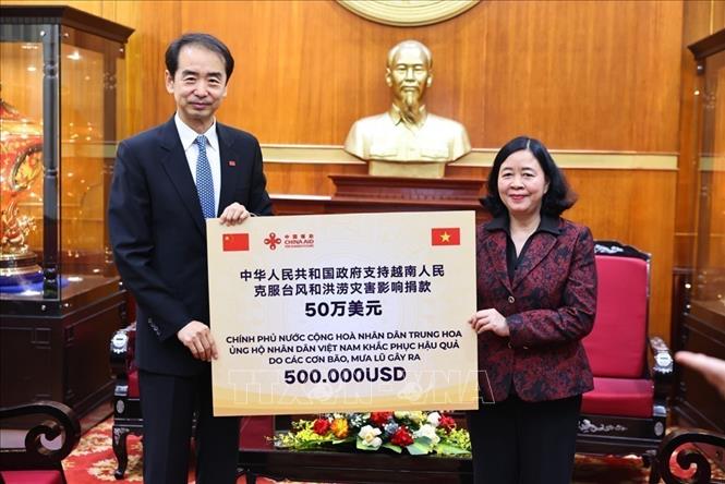 Bui Thi Minh Hoai, President of the Vietnam Fatherland Front (VFF) Central Committee receives 500,000 USD in relief aid from the Chinese Government, delivered through the Chinese Embassy in Vietnam. VNA Photo: Minh Đức