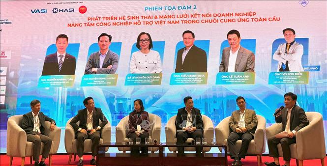 Các doanh nghiệp, chuyên gia tham dự Tọa đàm trong khuôn khổ Diễn đàn về công nghiệp hỗ trợ năm 2025. Ảnh: Huyền Trang - TTXVN