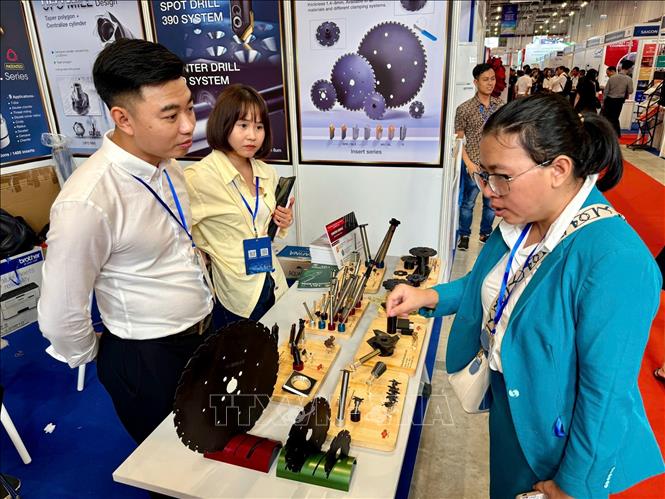 Doanh nghiệp tham dự Triển lãm công nghiệp hỗ trợ năm 2025. Ảnh: Huyền Trang - TTXVN 