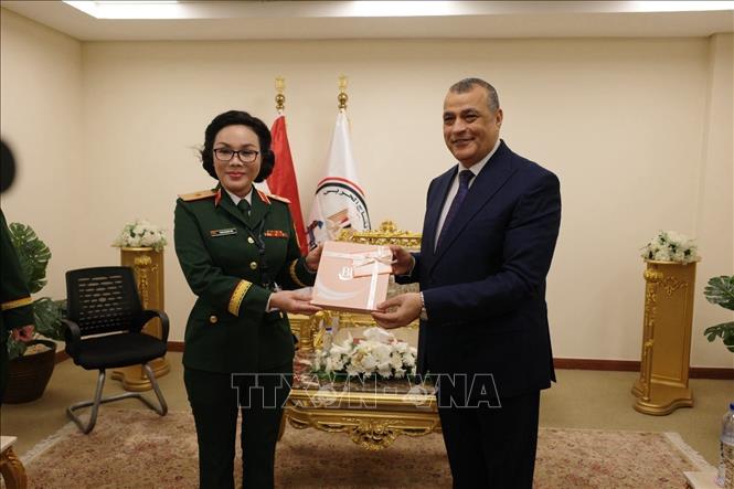 Deputy Chief of the General Department of Defence Industry Maj. Gen Phan Thi Hoai Van and Egyptian Minister of State for Military Production Mohamed Salah El-Din Mostafa. VNA Photo/Photo by courtesy