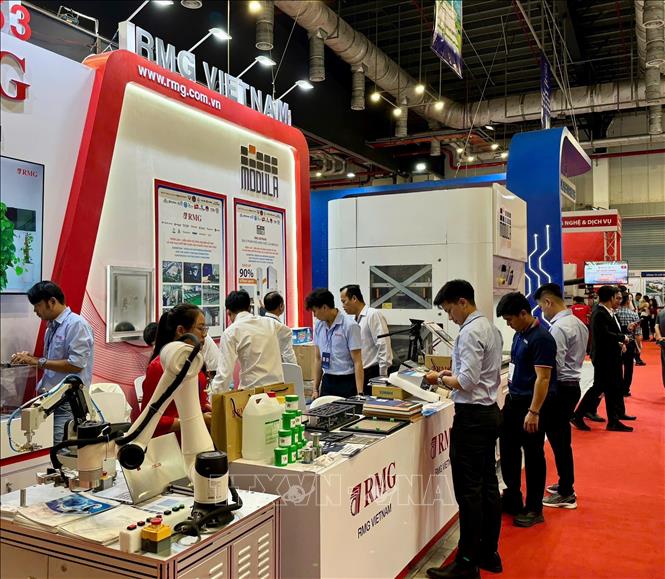 Triển lãm – Diễn đàn về công nghiệp hỗ trợ (CNHT) quy tụ hơn 200 gian hàng đến từ các doanh nghiệp trong nước và FDI. Ảnh: Huyền Trang - TTXVN 