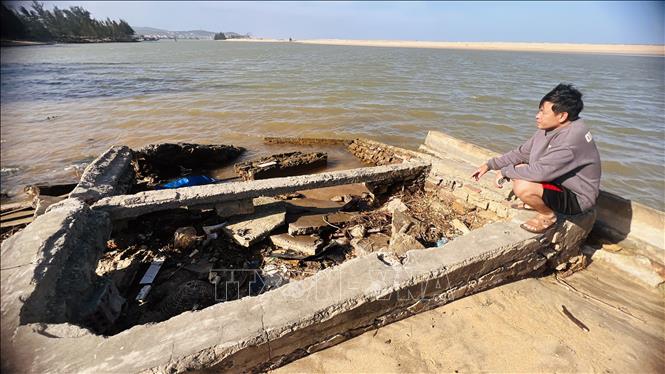 Tại khu vực gần cửa sông Lý Hòa, nơi từng là vùng nuôi tôm của người dân thôn Nam, sóng biển đã cuốn trôi toàn bộ các dãy nhà tạm và công trình sản xuất. Ảnh: Nguyên Linh-TTXVN