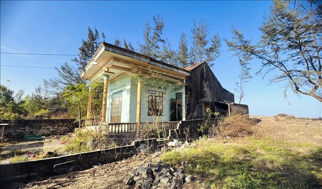 Ngôi nhà kiên cố của bà Hồ Thị Đào (thôn Nam Đức) bị bỏ hoang vì sóng biển đã xâm thực gần sát vách nhà. Ảnh: Nguyên Linh-TTXVN